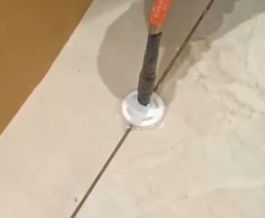 蚌埠瓷砖空鼓维修公司专业解答瓷砖在铺贴过程中，如果没有涂抹均匀到位的粘结材料（如水泥砂浆或瓷砖胶），可能会导致以下问题