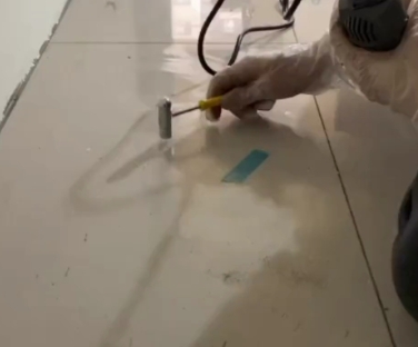 蚌埠瓷砖开裂维修公司专业分享瓷砖在铺贴前如果没有沥干水分，将会导致以下问题